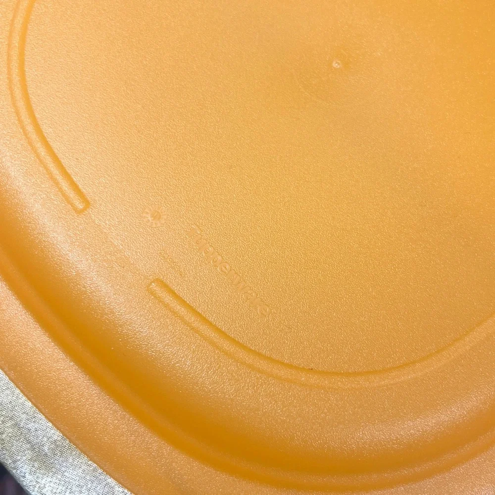 NEW Tupperware Microwave Reheatable Luncheon Plates Orange  9.5 inch Set of 4